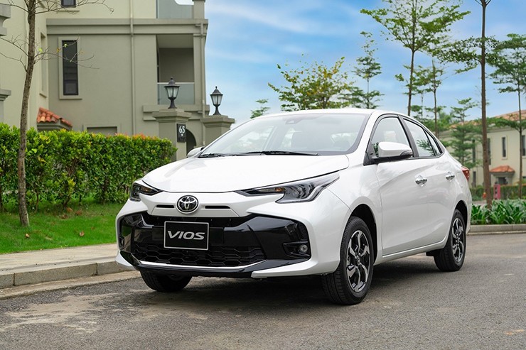 Giá xe Toyota Vios tháng 8/2025, ưu đãi 50% phí trước bạ và tặng bảo hiểm