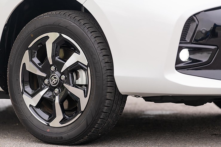 Giá xe Toyota Vios tháng 8/2025, ưu đãi 50% phí trước bạ và tặng bảo hiểm