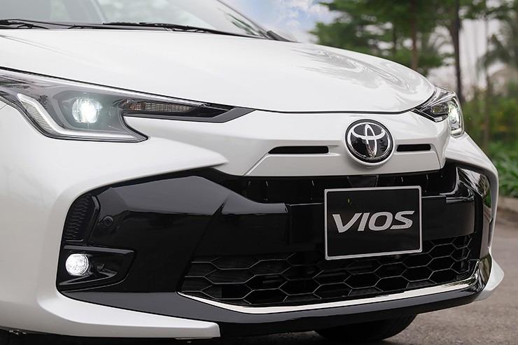 Giá xe Toyota Vios tháng 8/2025, ưu đãi 50% phí trước bạ và tặng bảo hiểm