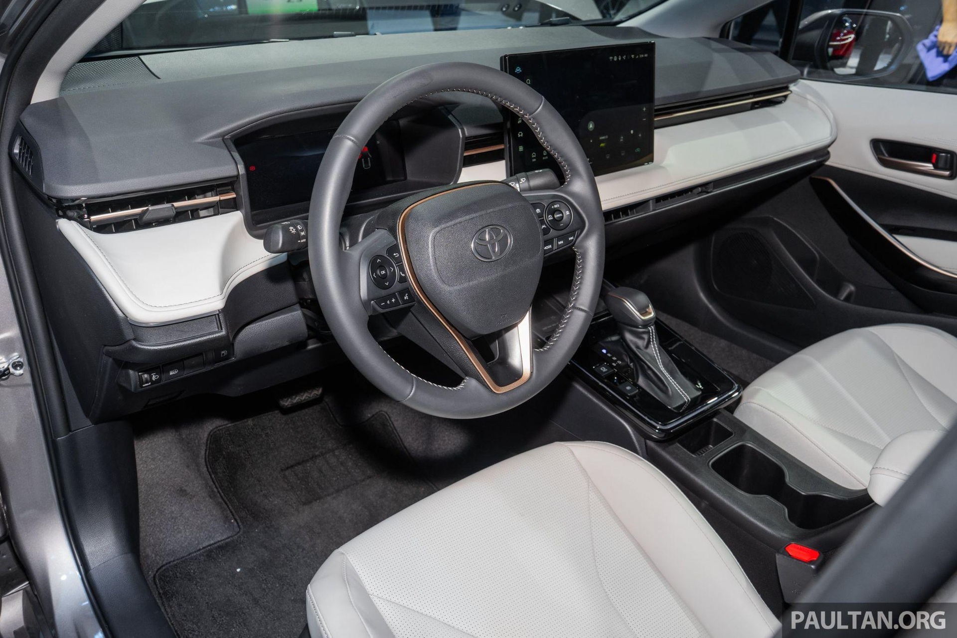 Toyota Corolla 2026 “lột xác” để hết bán chậm, tiêu thụ chỉ 4,13 lít/100km