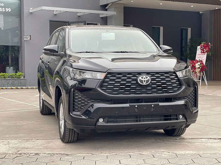 Toyota Innova Cross phiên bản “giá rẻ” ra mắt khách hàng Việt