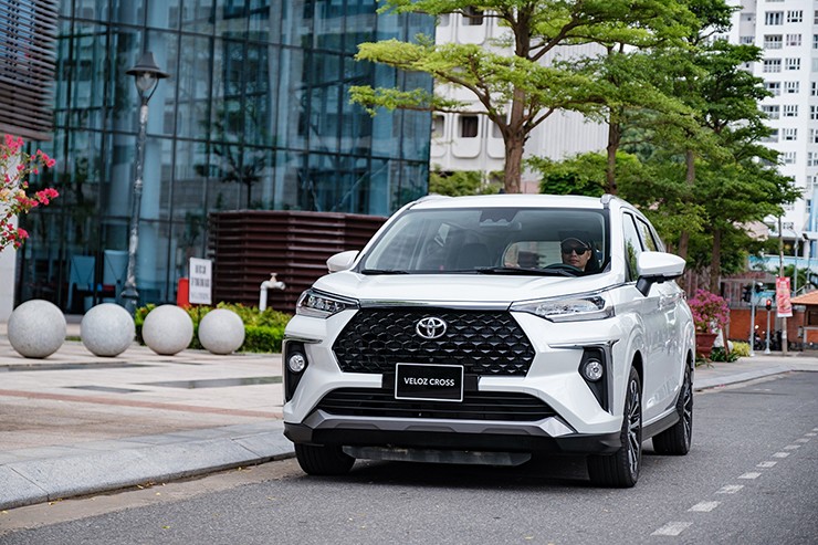 Giá xe Toyota Veloz Cross tháng 1/2027, hỗ trợ 100% lệ phí trước bạ